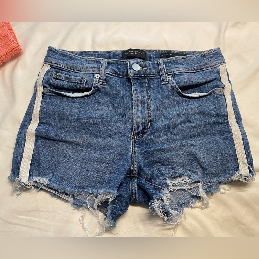 Banana Republic mid rise 3 inch jeans shorts with side white stripes - size 27